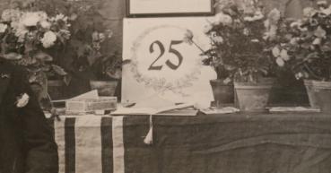 Preview: altes Foto - Portrait eines Herrn - 25 jähriges Jubiläum - Hakenkreuzfahnen - Portrait Adolf Hitler